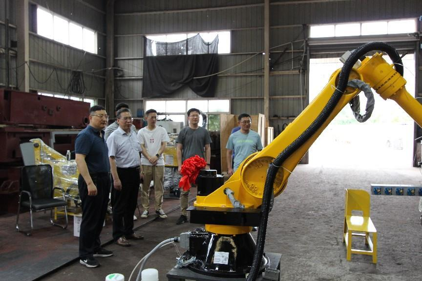 国内首台自主研发压铸机器人在隆华试制成功