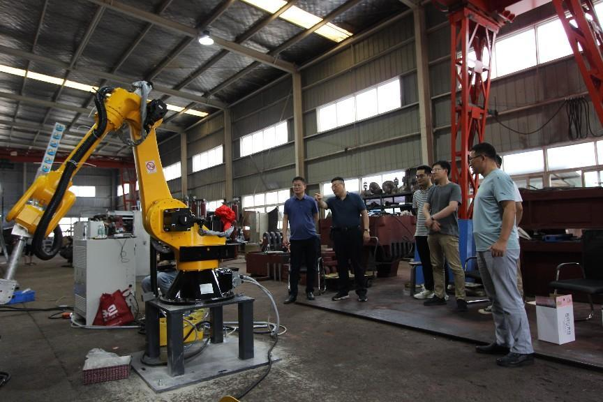国内首台自主研发压铸机器人在隆华试制成功