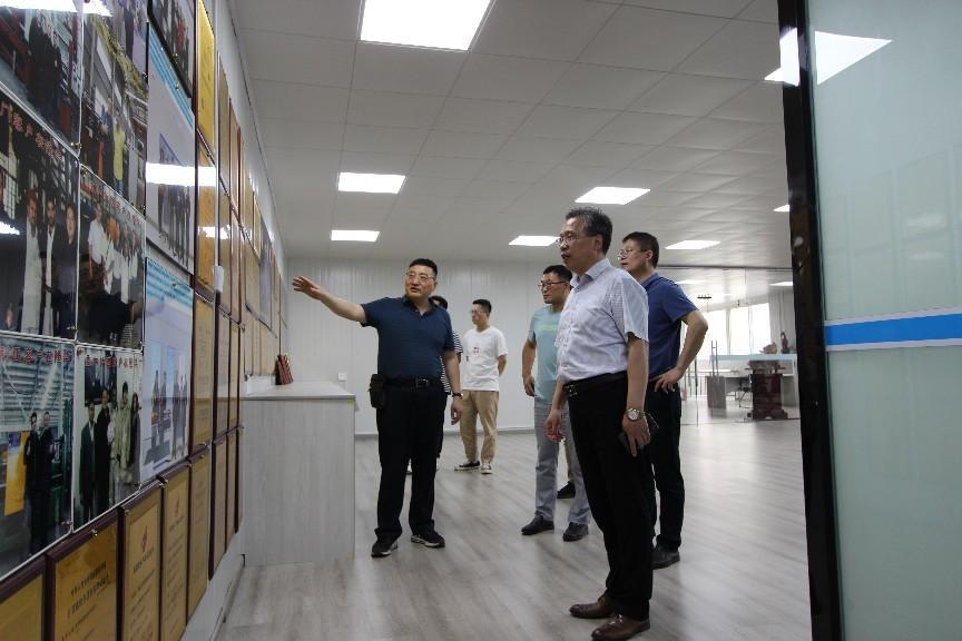 国内首台自主研发压铸机器人在隆华试制成功